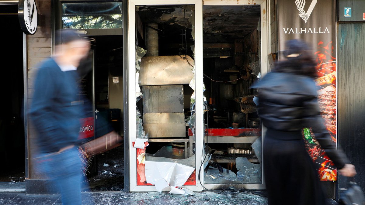 #Montenegro temporarily suspended a #visa-free regime for #Turkish nationals on Monday following a weekend of #violence triggered by the stabbing of a Montenegrin man in the capital Podgorica by a group of Turks #Turkey 
tinyurl.com/4v5xsjet