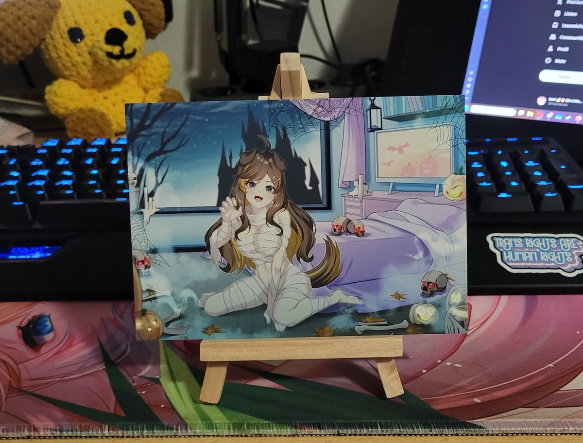 FrecheLexi's tweet image. ❗️❕️VERLOSUNG❕️❗️
🍌Halllo meine Lieben, ich habe auf dem Allianz Discord bereits Angekündigt dass, ich noch eine Postkarten Verlosung machen möchte. 
✉️Es gibt 3 Bundles jeweils bestehend aus einer Allianz-Hallloween-Postkarte und einer Lexi-Halloween-Postkarte zu…