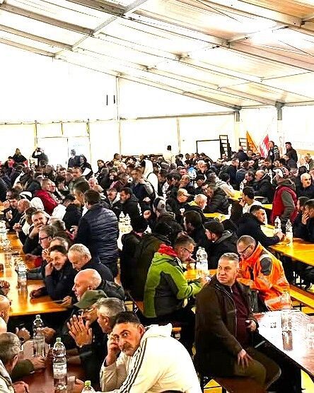 Heute vor einer Woche im #Tessin:

"Proteste in der ganzen Schweiz", schrieb der Tages-Anzeiger:

"Arbeitskampf eskaliert: Ab Montag gehen die Bauarbeiter auf die Strasse
90 Prozent der Bauarbeiter haben sich für einen Streik ausgesprochen."

tagesanzeiger.ch/bauarbeiter-st…