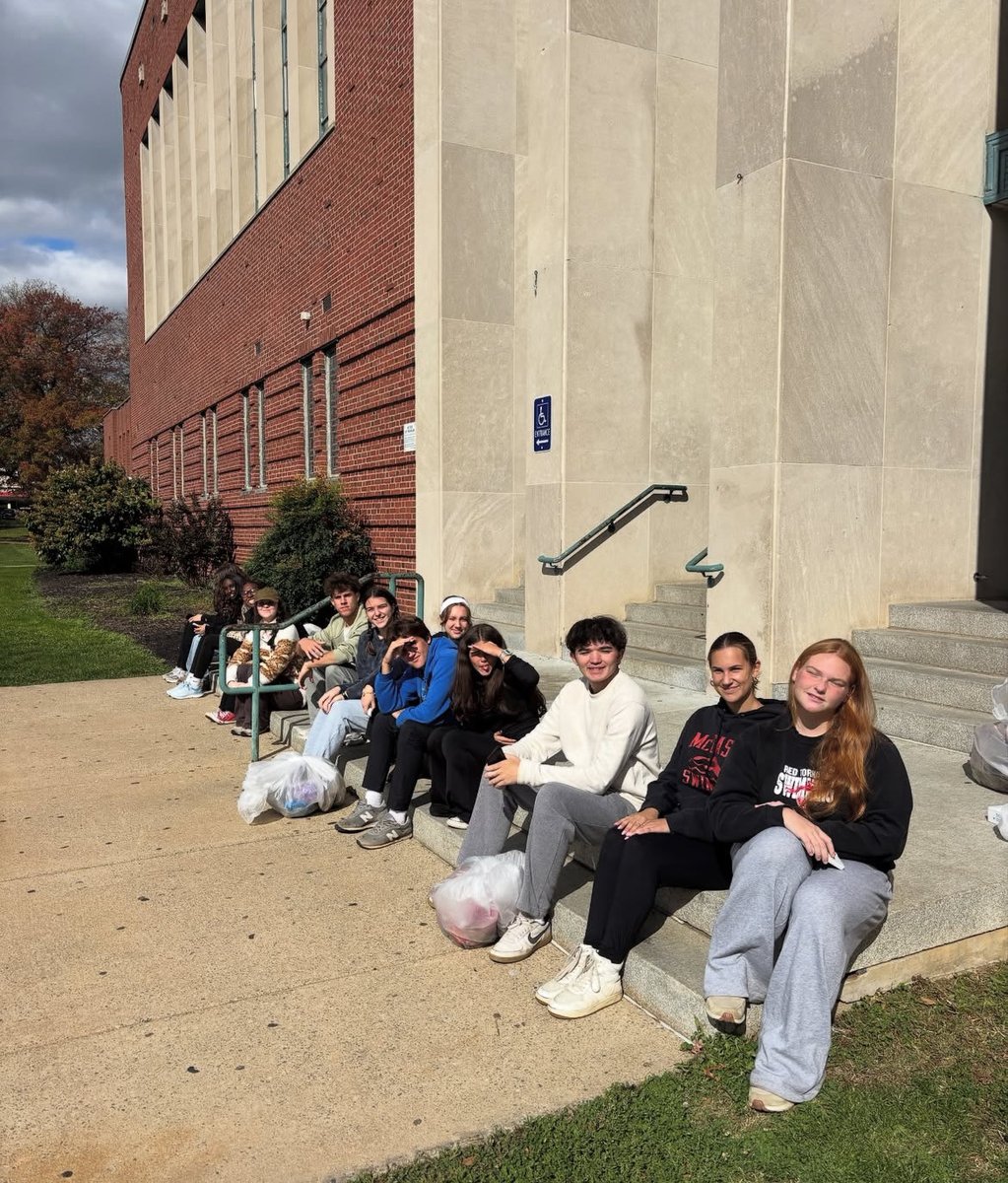 Thanks to @JPMEcoClub for organizing our campus clean-up on Friday! 🌪️🌳

#McCaskeyActivities #McCaskeyProud

📸 Credit: JPM Eco Club