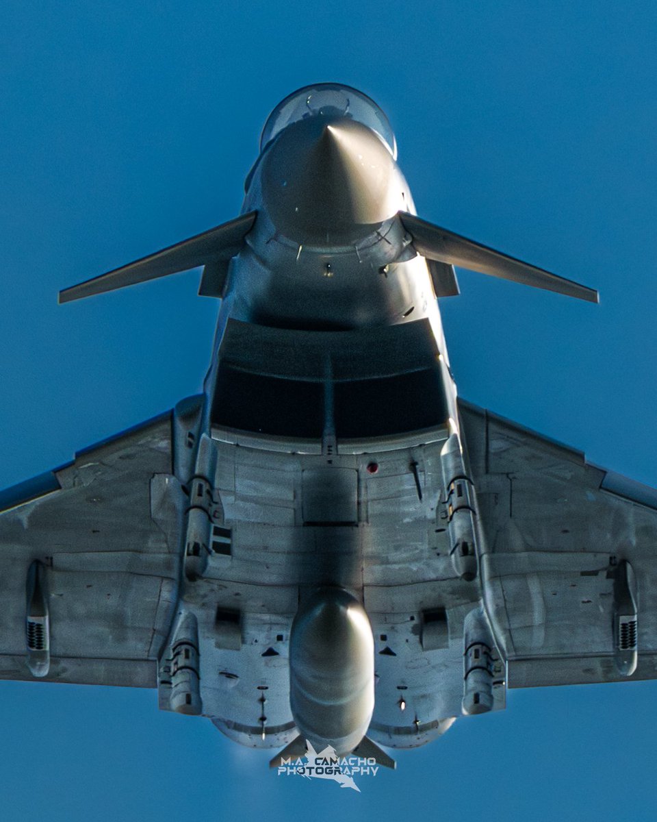 Cara a cara con la bestia!!!! 

#avgeek #airbusds #Luftwaffe #aviation #Nikon #aviationlovers