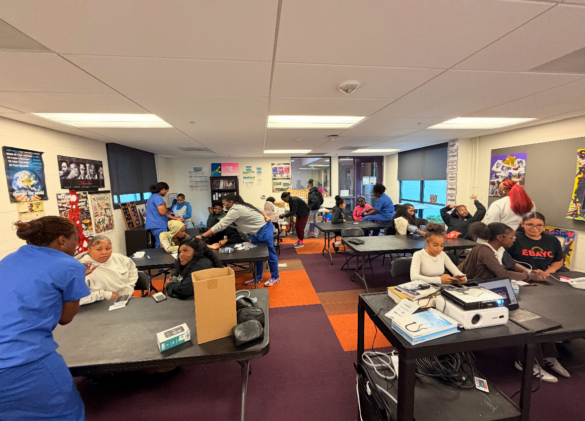 DrJhodge1906's tweet photo. Kudos & Thank You to @StanfordMed students for encouraging kids in the community. Positive connections can have a huge impact on #academic outcomes. #Mentorship #Encouragement #STEM #Medstudent #blackgradstudents #CommunityService @johnnyp_quest @Stanford @KnightHennessy https://t.co/IuWJBDxGkt