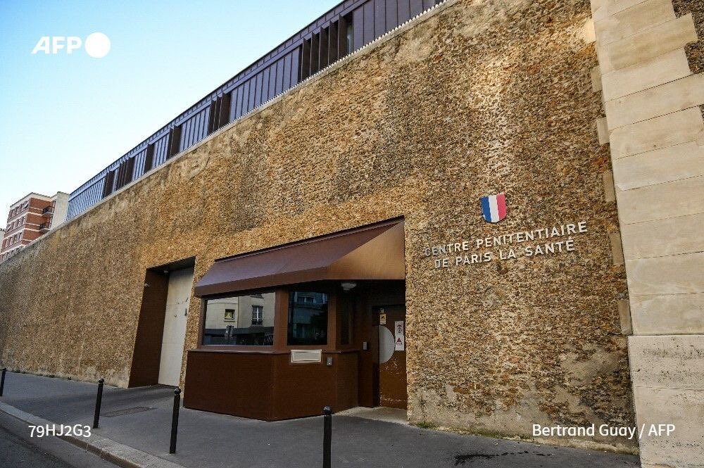 actuhonore's tweet photo. 🇫🇷⚖️ FLASH INFO | L’administration pénitentiaire a refusé à deux députés LFI de rencontrer Nicolas Sarkozy en détention. (AFP)
👉 Motif : le droit de visite parlementaire ne permet pas de cibler un détenu en particulier.
#Sarkozy #LFI https://t.co/Vrdrl2dN5U