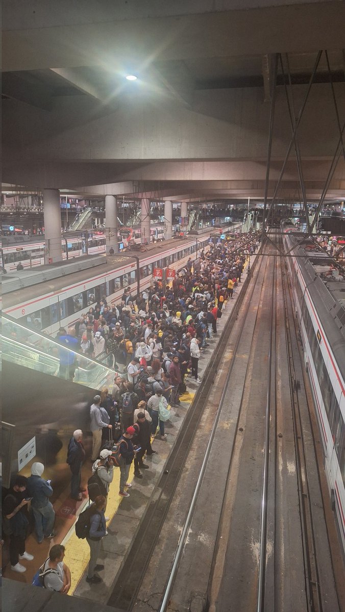 PaulaSerna_'s tweet photo. @CercaniasMadrid Y sin anunciar el siguiente tren. https://t.co/2PZE4S3pUT