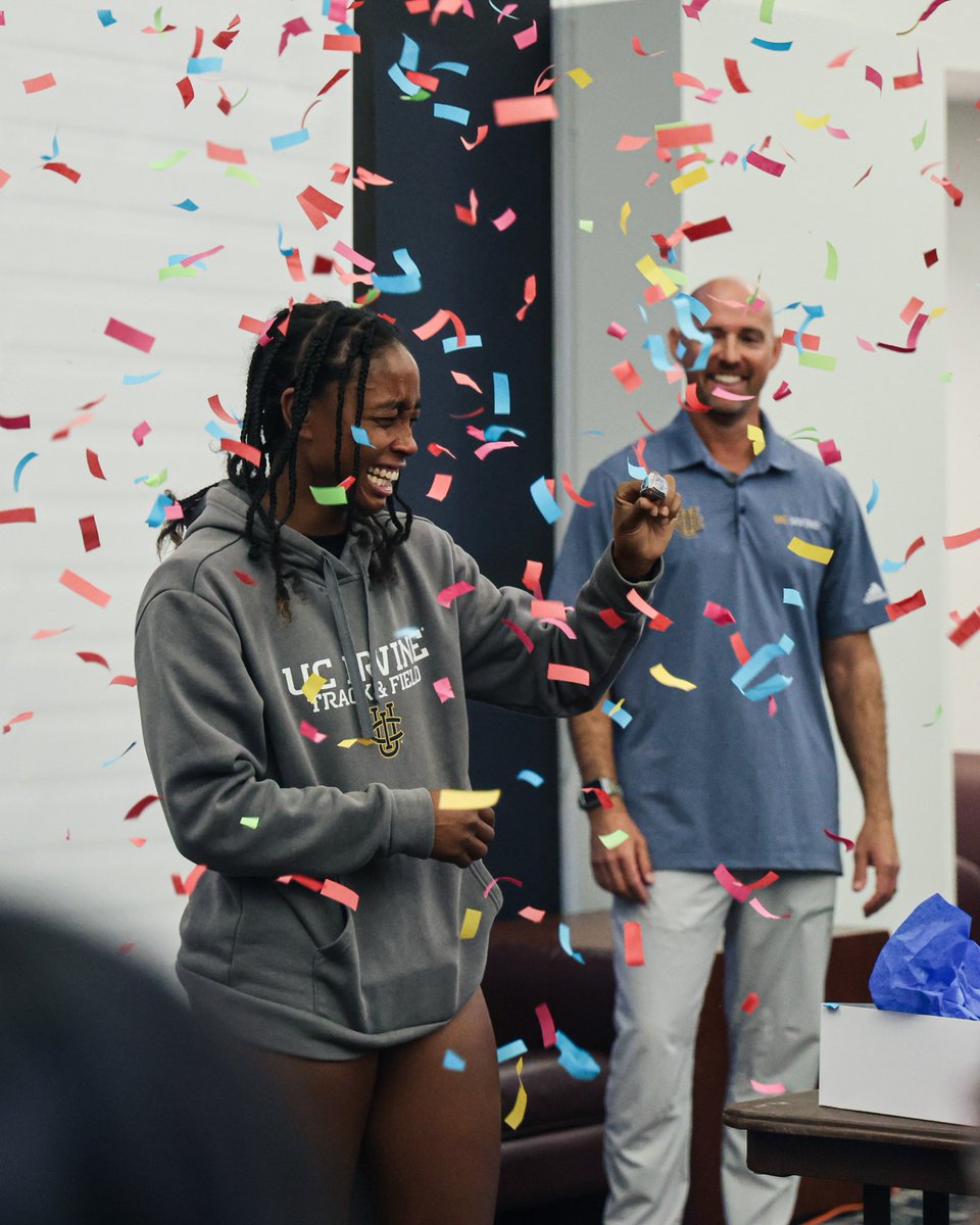 UCIcctf's tweet image. 𝐂𝐇𝐀𝐌𝐏𝐒 𝐠𝐨𝐭 𝐭𝐡𝐞𝐢𝐫 𝐫𝐢𝐧𝐠𝐬 💎

Your 2025 Big West Women&apos;s Track and Field champions... officially engraved in UC Irvine history!

#TogetherWeZot | #RipEm