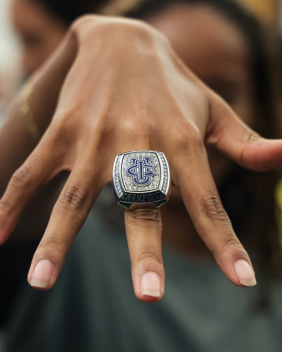 UCIcctf's tweet image. 𝐂𝐇𝐀𝐌𝐏𝐒 𝐠𝐨𝐭 𝐭𝐡𝐞𝐢𝐫 𝐫𝐢𝐧𝐠𝐬 💎

Your 2025 Big West Women&apos;s Track and Field champions... officially engraved in UC Irvine history!

#TogetherWeZot | #RipEm