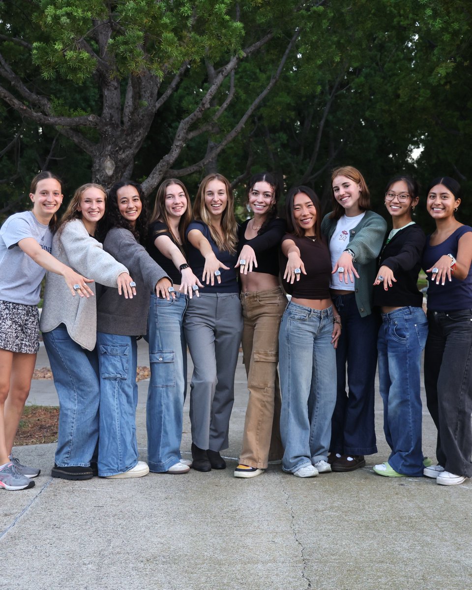UCIcctf's tweet image. 𝐂𝐇𝐀𝐌𝐏𝐒 𝐠𝐨𝐭 𝐭𝐡𝐞𝐢𝐫 𝐫𝐢𝐧𝐠𝐬 💎

Your 2025 Big West Women&apos;s Track and Field champions... officially engraved in UC Irvine history!

#TogetherWeZot | #RipEm