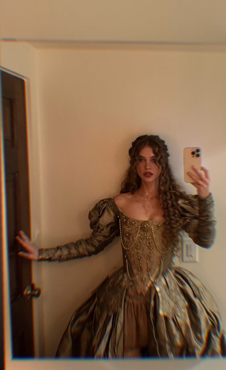 lovsfey's tweet image. A Bárbara está interpretando a feyre mesmo e eu não estou sabendo??