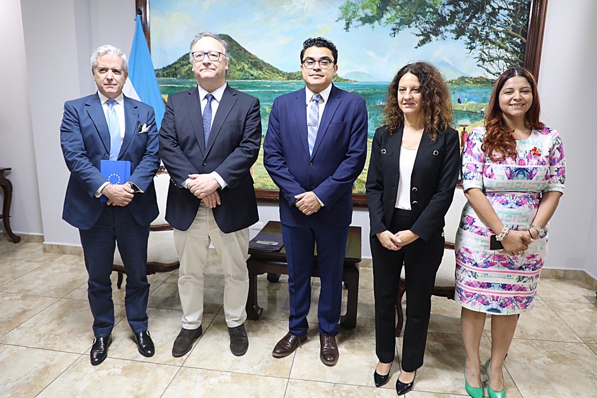 MISIÓN DE OBSERVACIÓN ELECTORAL UNIÓN EUROPEA 🇪🇺 
Hoy recibí en mi despacho al Jefe de la Misión de Observación Electoral de la Unión Europea (MOE-UE) Francisco Assis, Euro Diputado. Junto a Jefa Adjunta Tânia Márques, el Embajador de la Unión Europea en Honduras Gonzalo Fournier
