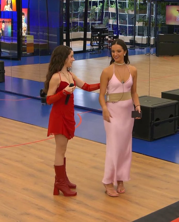herhels's tweet photo. van a cantar la libreta rosa y la última página? 

#OTDirecto27O https://t.co/gof3ddTIgO