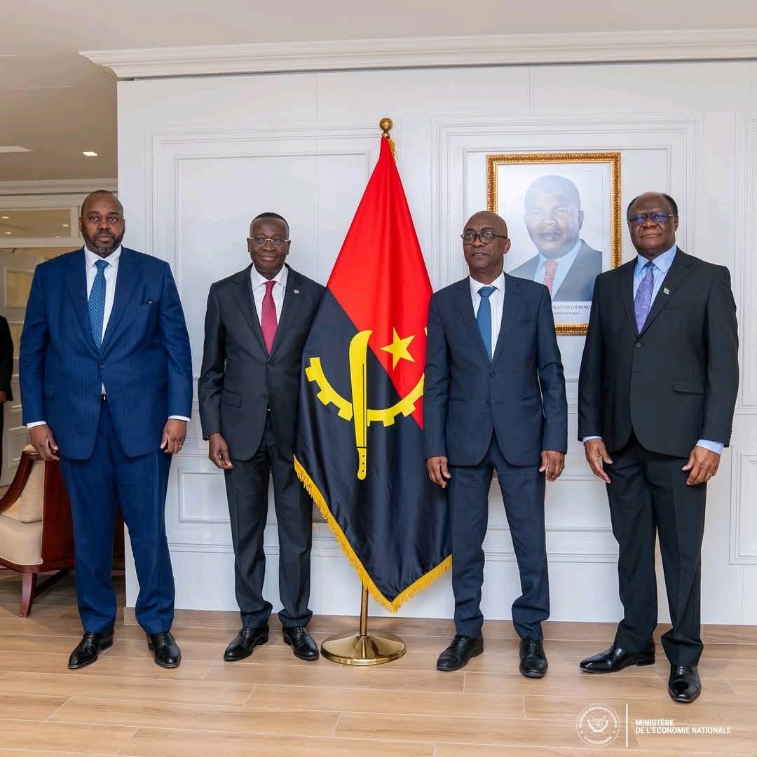 Le Vice-Premier Ministre, Ministre de l’Économie nationale, Daniel Mukoko Samba, accompagné du Haut représentant du Chef de l’État, Tony Kanku Shiku, est arrivé le lundi 27 octobre 2025, à l’aéroport international du 4 Février de Luanda (Angola).

Dans le cadre de cette visite,