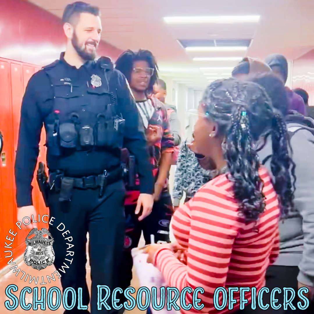 MilwaukeePolice's tweet photo. #MKEPD The students at Milwaukee Public Schools - Milwaukee Marshall greet SRO Officer Wright during class transition time. #Engagment #MKEYouth #BetterTogether 👍🚔🙂 https://t.co/akrIrDFdV5