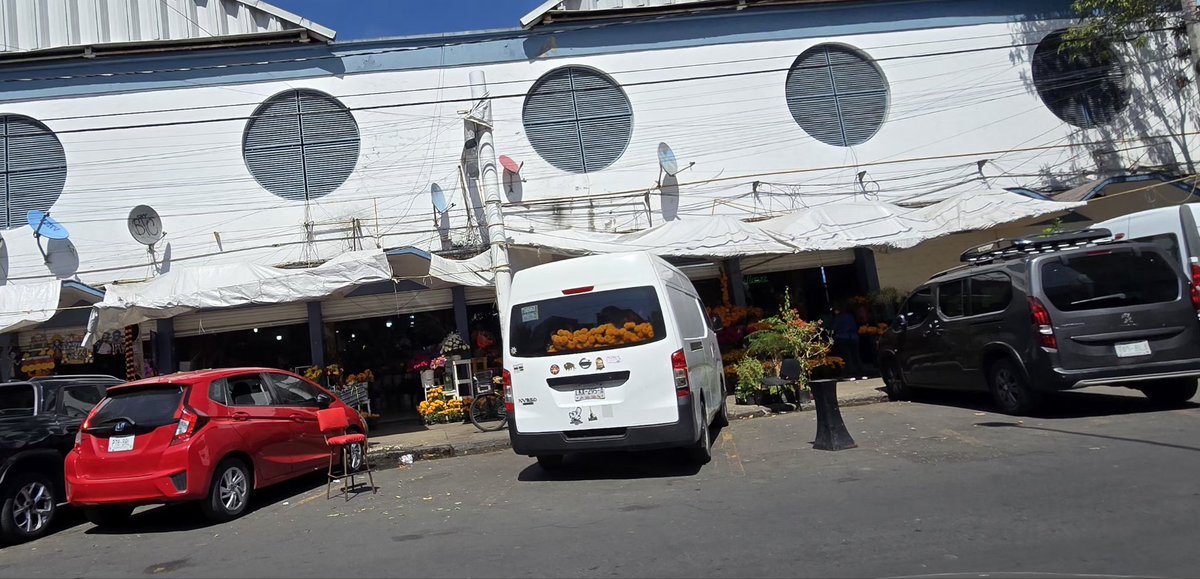 Me podrían ayudar a liberar estos lugares apartados por franeleros sobre la calle de campeche afuera del mercado MEDELLÍN <a href="/erikayazminrg/">ErikaRg</a> <a href="/AlessandraRdlv/">Alessandra Rojo de la Vega</a> <a href="/UCS_GCDMX/">Unidad de Contacto del Secretario SSC CDMX</a> <a href="/GobCDMX/">Gobierno de la Ciudad de México</a> #TransitoGCDMX