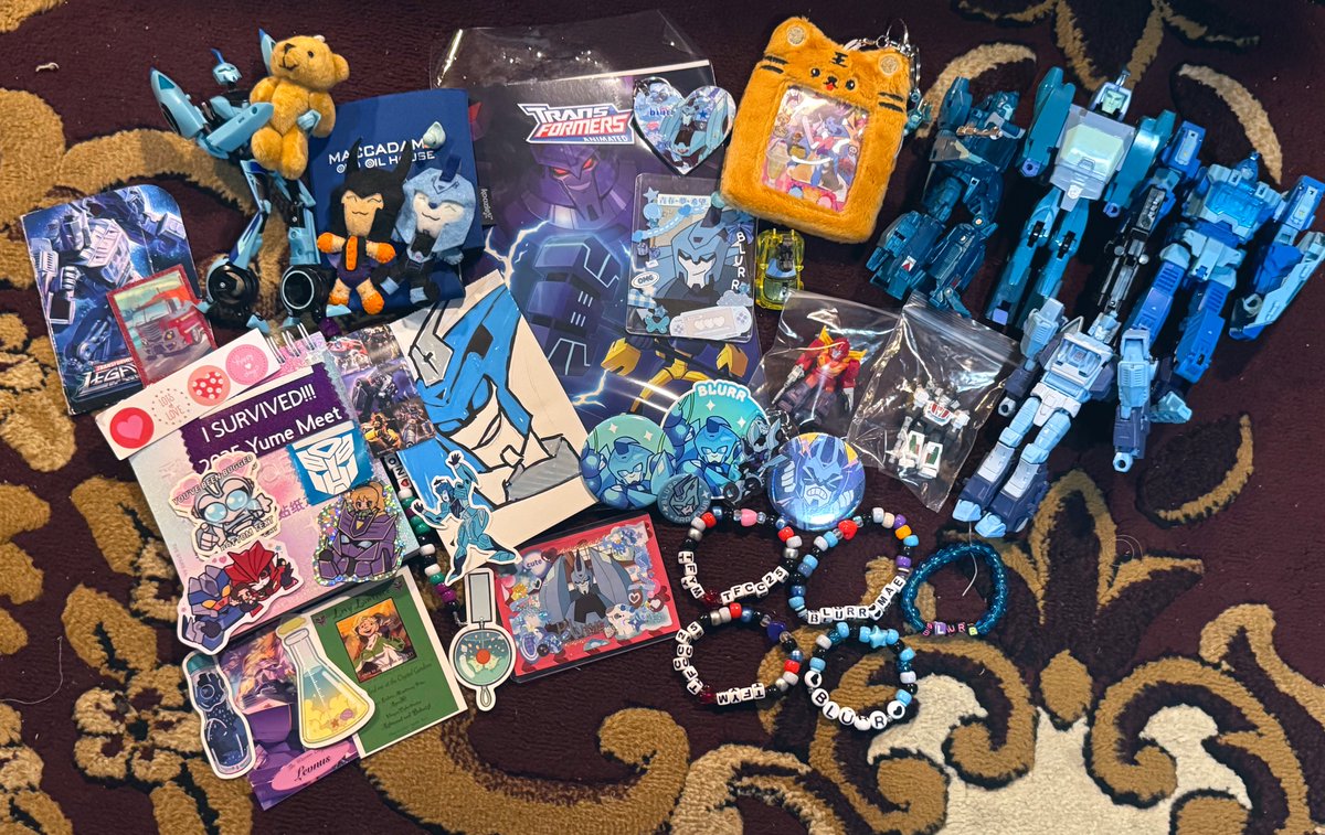 blurrsconjunx's tweet image. con haul! ft blurr with his new teddy bear 

time to try to find spots for all this stuff in my ita bag hehehehe 🩵

#tfcon