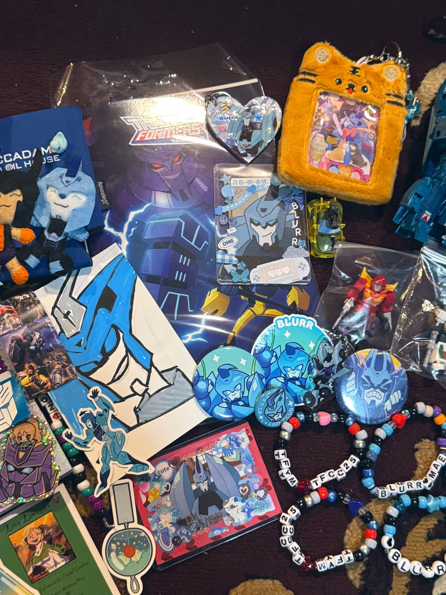 blurrsconjunx's tweet image. con haul! ft blurr with his new teddy bear 

time to try to find spots for all this stuff in my ita bag hehehehe 🩵

#tfcon