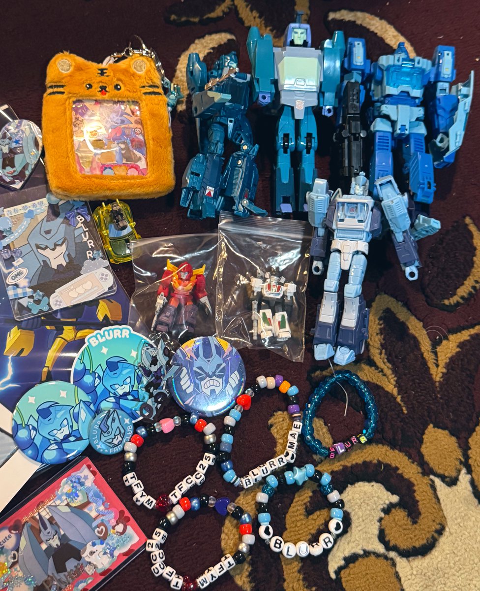 blurrsconjunx's tweet image. con haul! ft blurr with his new teddy bear 

time to try to find spots for all this stuff in my ita bag hehehehe 🩵

#tfcon