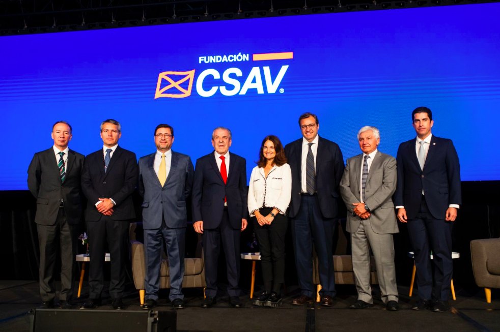 MasContainer's tweet photo. La Fundación #CSAV llevó a cabo con éxito la cuarta edición del Día del Comercio Global a mediados de Octubre, un seminario enfocado en desentrañar la nueva cartografía del comercio mundial y sus implicancias para Chile, país con una economía fuertemente..
https://t.co/mYUOpMsJq0 https://t.co/Tz38G6O6eA