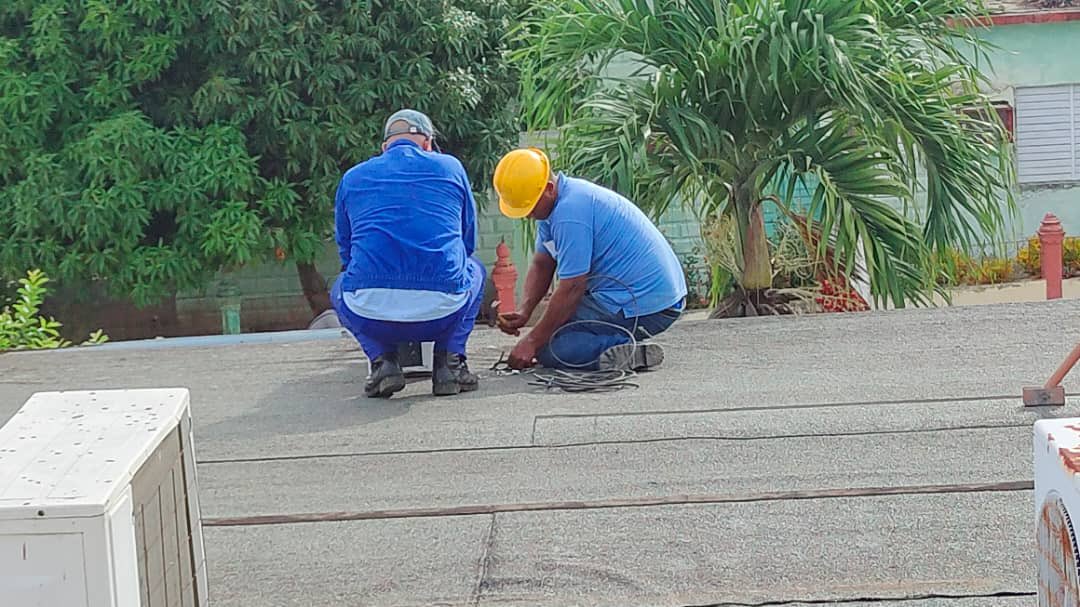 Trabajadores de <a href="/ETECSA_Cuba/">ETECSA</a> en Granma tomando medidas para minimizar las afectaciones del inminente huracán #Melissa #EtecsaConCuba #TeporadaCiclonica