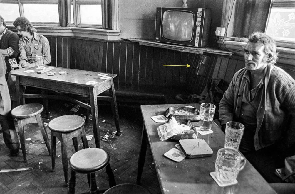 MiniMaxMan's tweet image. Easy to miss with a simple glance is the dog bottom left in photo 4 and is that a coin meter under the TV in the pub in photo 6 ?, if so never heard of that, in homes for sure but in pubs! Hope it doesn't give ideas to the satellite sport pubs of today! manchestereveningnews.co.uk/news/greater-m…