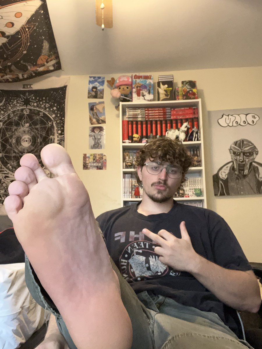 Pay for my date because I know a loser like you won’t ever get one🤦‍♂️💪
<a href="/topalphamales/">Top Alpha Males</a> 
#findom #feet #foot #paypig #alpha #money #giant #bully #king