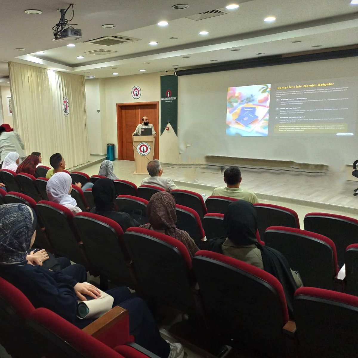 isteEduTr's tweet photo. İskenderun Teknik Üniversitesi’nde farklı ülkelerden gelen öğrenciler için oryantasyon programı düzenlendi. Programda; ikamet izni, öğrenci işleri, sağlık sigortası, kampüs hayatı ve sosyal imkânlar hakkında bilgilendirme yapıldı. + https://t.co/OdkztrDpgY