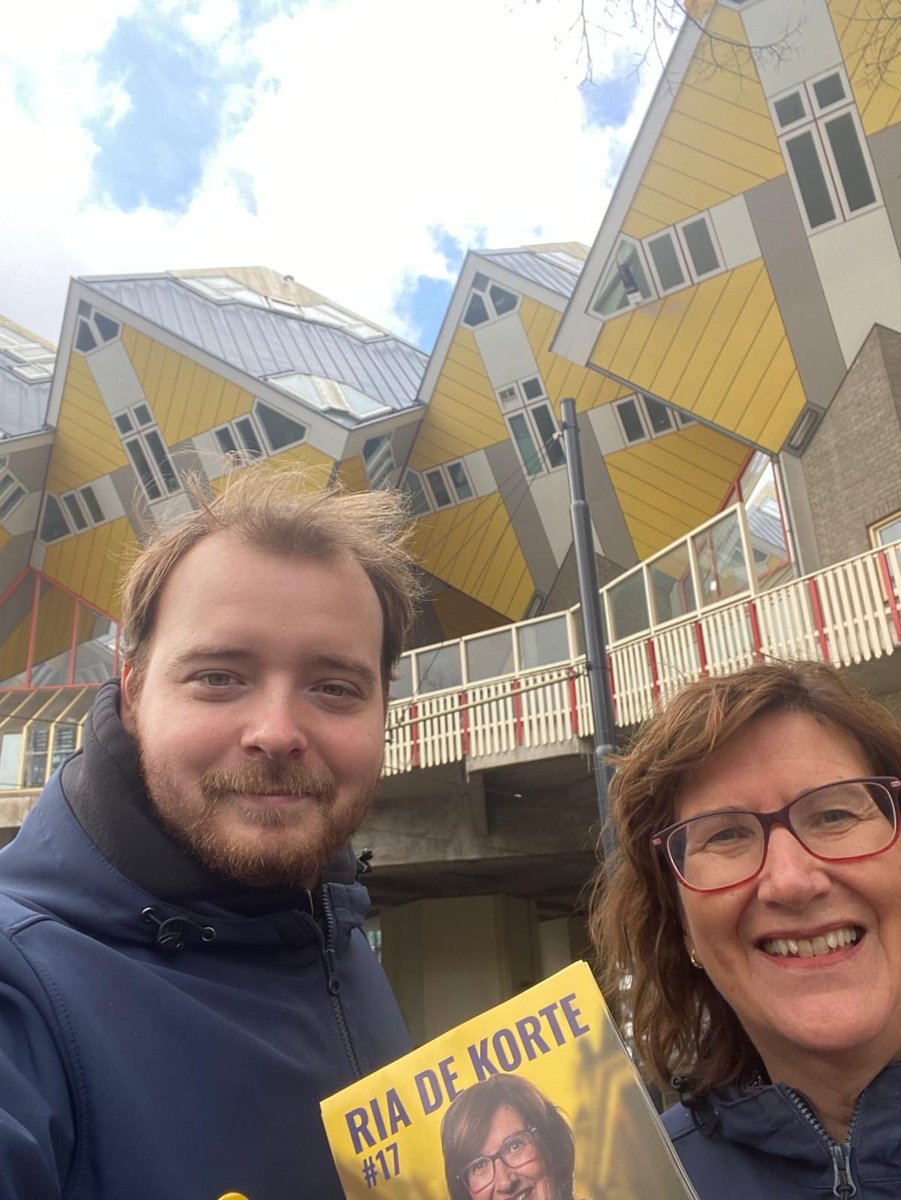 RiadeKorte's tweet image. Geflyerd met Gijs en 4 andere #NSC-ers in #Rotterdam. De bijzondere paalwoningen en de Markthal had ik altijd al willen zien. Was dus ook sightseeing. #StemNSC nr 17 ⁦⁦@willemjkoops⁩ ⁦@MLouwerens⁩