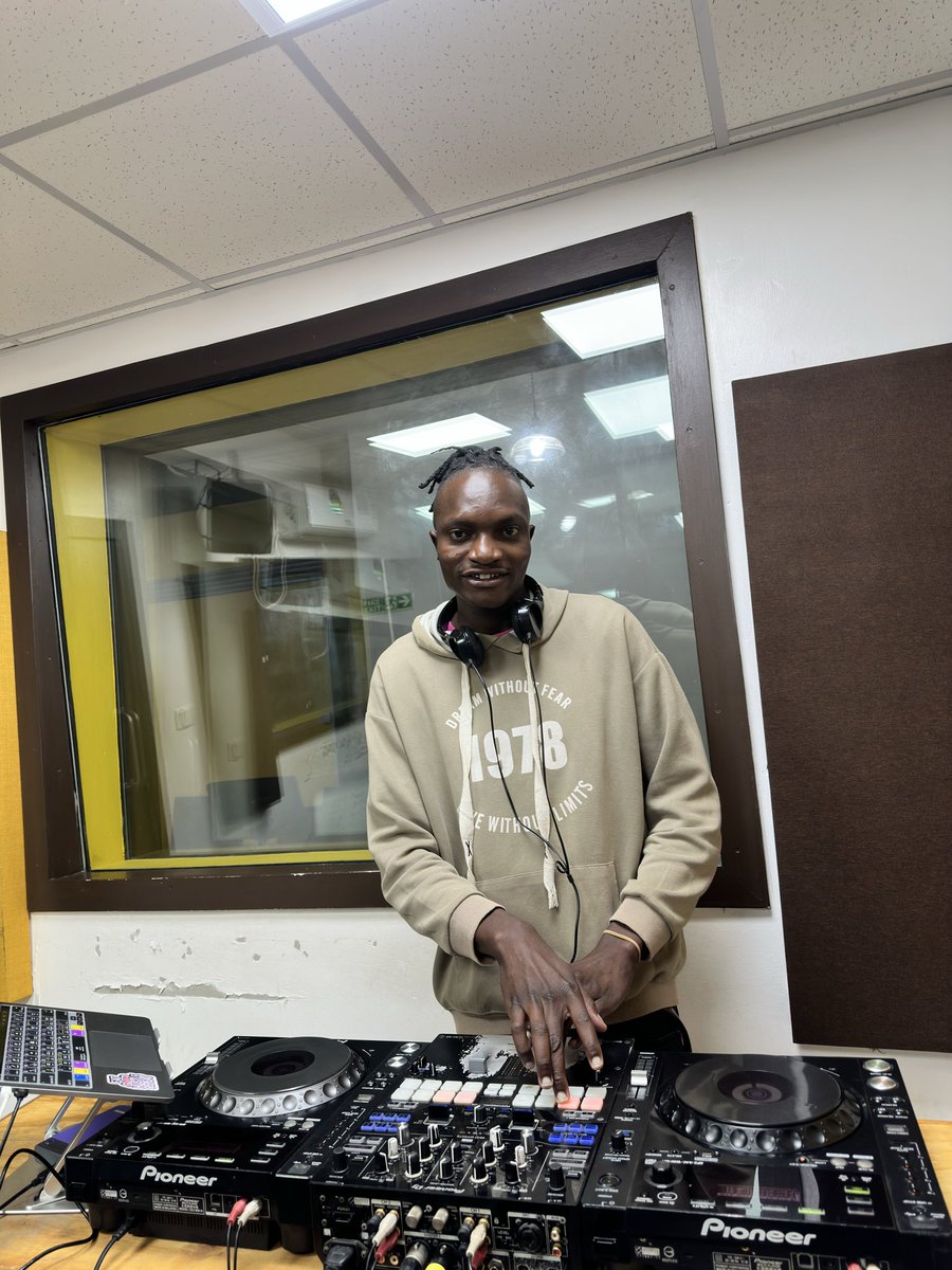 CharraDeejay's tweet photo. Some roots music in your ears… on a monday evening LIVE on @GhettoRadio895 with @CharraDeejay  on #JAHMROCKDOBA being played LIVE by the young Legend (Harry Clavers) https://t.co/lVxF1sesMI
