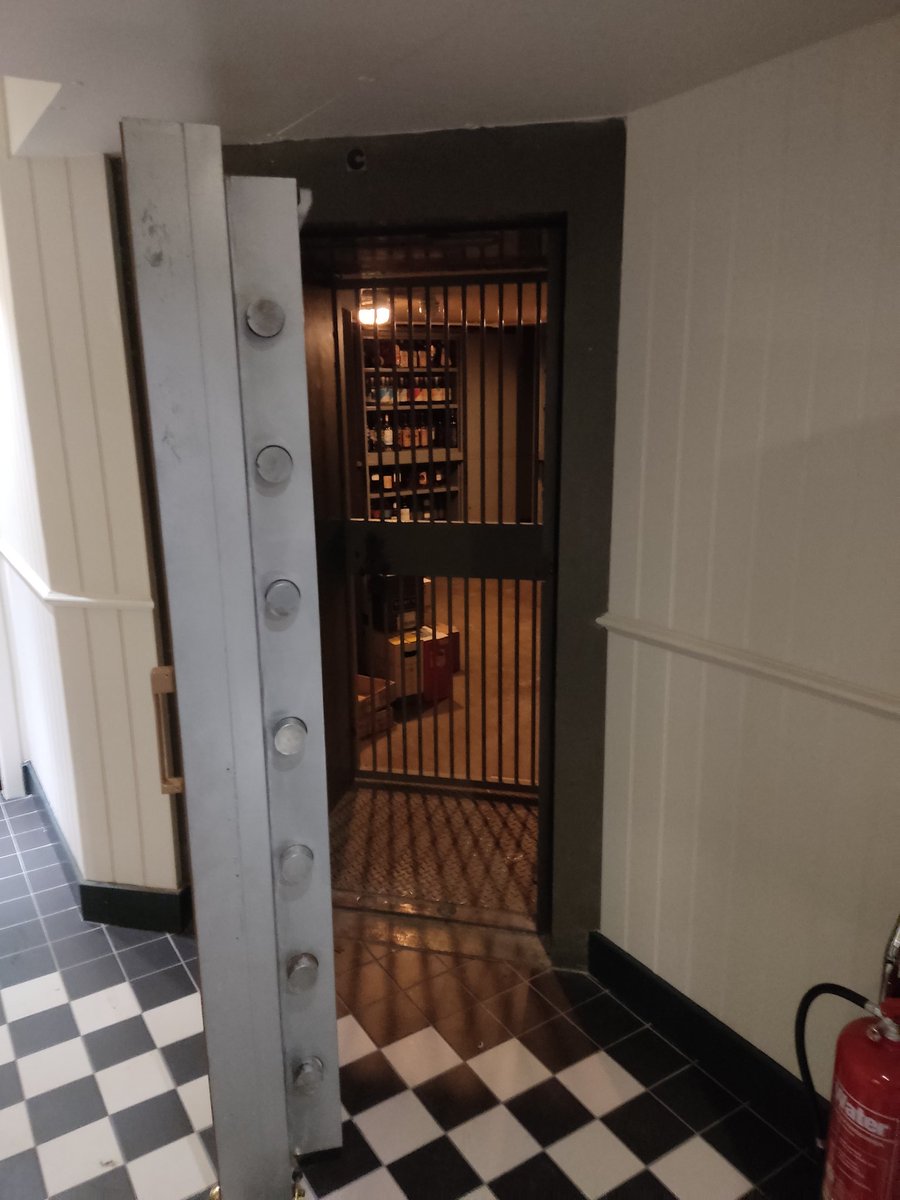 shefffoodlover's tweet photo. The kids wanted to shop for Halloween so we snuck off to try @Fargatesheff and had the most Sheffield afternoon in the pub! Love it. It really elevates Fargate and looks fab. And the Weihenstephaner was lovely. As was the atmosphere. #sheffieldpubs #thefargate #fargate https://t.co/sDdOuGLrtd