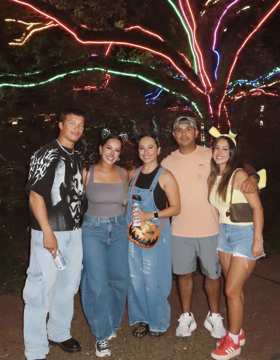 🍂 Fall temps are finally rolling in this week, Houston! Spend your Halloween week at Zoo Boo presented by King &amp; Spalding. We’ll be open for extended hours until 9:30pm today through Oct. 30: bit.ly/3IRJpOe

📸: Abigail R., Jennifer B., and Madison C.