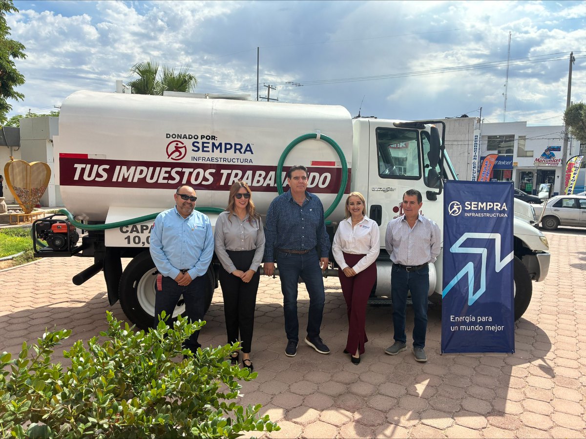 SempraInfra_MX's tweet photo. Entregamos una pipa con capacidad de 10 mil litros al Ayuntamiento de Caborca en #Sonora para fortalecer el suministro de agua potable y atención de emergencias, como incendios forestales, en la comunidad La Y Griega. Esta acción forma parte de nuestro Plan de Inversión Social del parque fotovoltaico Pima Solar, ubicado en el municipio, y reafirma nuestro compromiso con mejorar la calidad de vida de las comunidades a las que pertenecemos.