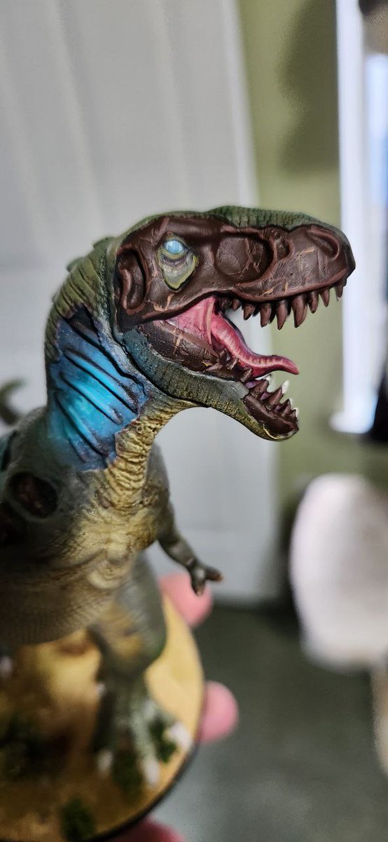 Introducing The Revenant King - the largest model for Sauriana to date, sculpted by Alejandro Muñoz and painted by me! This time-displaced T-Rex has a temporal distortion INSIDE it, slowly fossilizing the beast from within. 

#dinosaur #wargaming #miniatures #paintingminiatures
