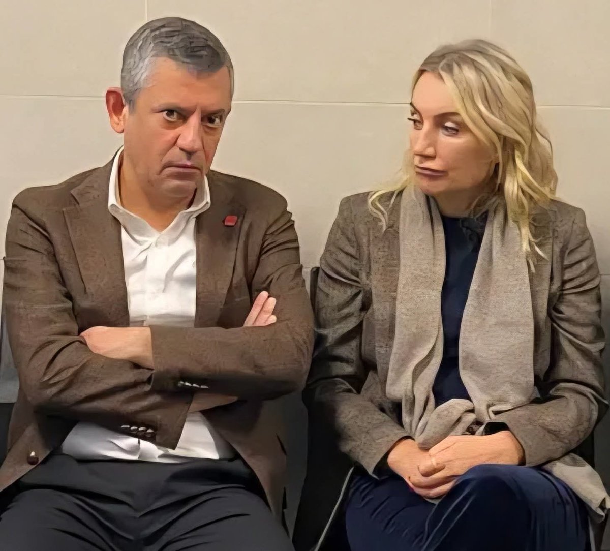 Renk değiştirmede;
BUKELAMUNDAN hızlı,
Pisliğinizi örmekte;
4 AYAKLILARDAN Mahirdiniz.

İpliğiniz PAZARA çıktı;
Yolun sonuna geldiniz.

CHP MİLLİ GÜVENLİK SORUNUDUR

#GFKvFB #FatihÜrek Erkek Amin 
İmamoğlu Casus Keir Starmer 
#EmkelAraştırılsın #YazBitsin
#Silkelendi