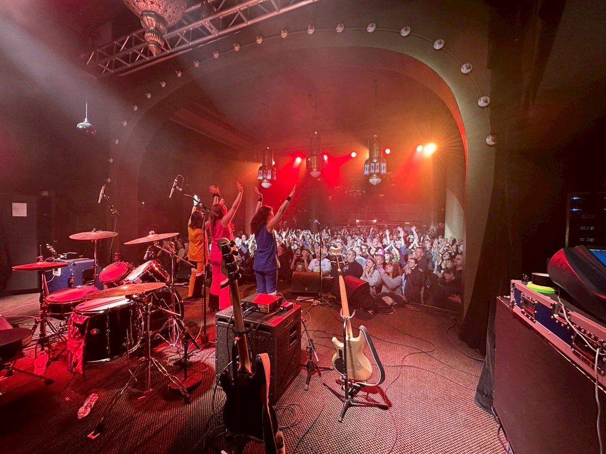 SK_Atsuko's tweet photo. We finished Shonen Knife Everyone Happy U.S Tour 2025 successfully!
Thank you to everyone who came to see our show!❤️
6年ぶりのアメリカツアーは大盛況にて終了しました。ありがとうございました！ https://t.co/ezAiphBKjV