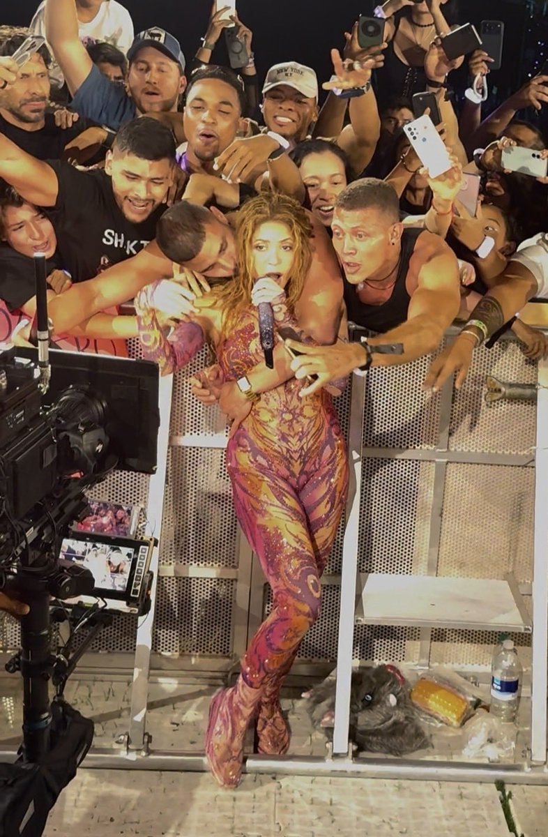 Guillenangel18's tweet photo. Lo feliz que soy, fui y seré 💙 
Gracias @shakira  

Le di un besito 🙈🥹💙 https://t.co/BVORTxvSu6