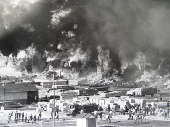 BurlONHistory's tweet photo. Remembering the spectacular fire at Halliday Homes on Maple Avenue. October 24, 1974 https://t.co/qLITZ3KqOB