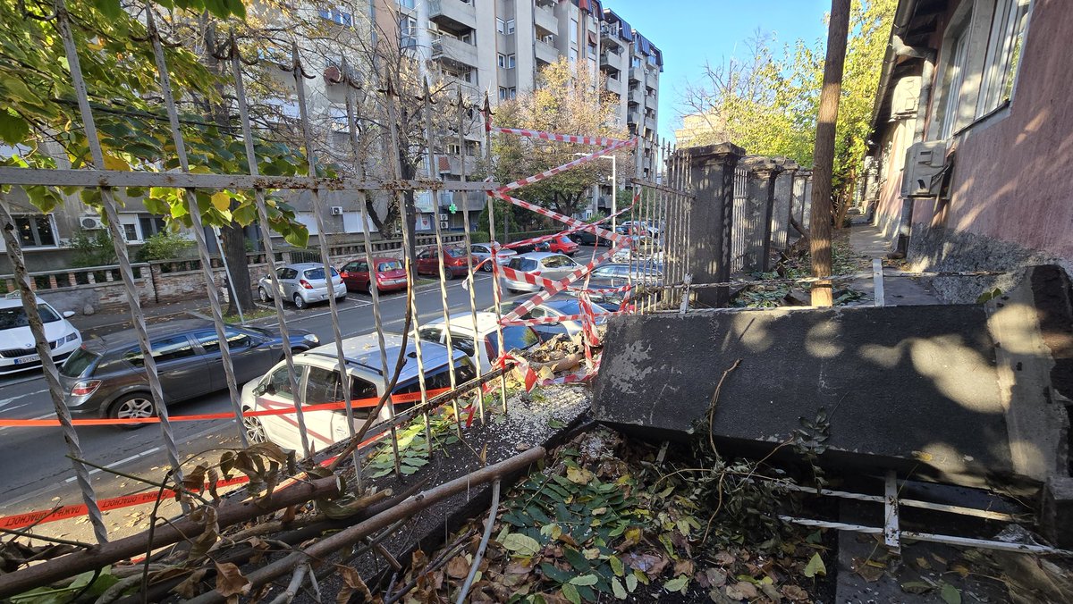 Danas su počeli radovi na zidu Univerzitetskog kliničkog centra Srbije koji se urušavao i predstavljao opasnost za život ljudi!

Pre tri dana sam uočio da se pomenuti zid urušava i zvao nadležne službe da pod hitno reše problem.
Resavska ulica.