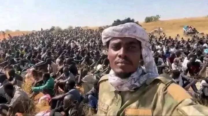 بعد أن كسرت انفهم لمدة ٥٠٠ يوم من الصمود  و تضحيات الجسام  ، المليشيات الإرهابية  تنتقم من شنب الأسد بتصفيات جماعيه 
#الفاشر 
#السودان