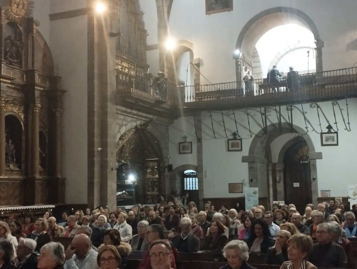 Un éxito el #concierto de <a href="/RamonSobrino1/">Ramon Sobrino</a> el pasado domingo en la basílica de la Encina de #Ponferrada.
Agradecemos su gran actuación y a Fernando Aguilá, compositor de “Ars rethorica” que no pudo asistir al estreno de su obra.
#elbierzo #cultura #música #órgano <a href="/AytoPonferrada/">Ayto. de Ponferrada</a>