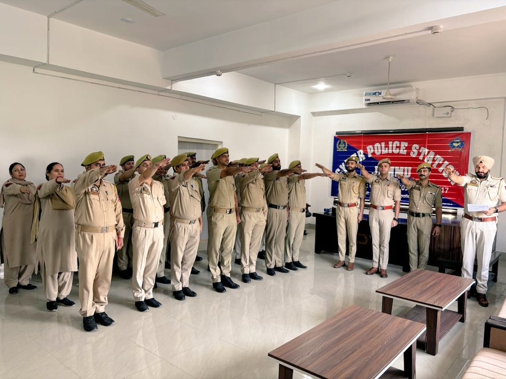 Cyber Police Station Jammu observed the Integrity Pledge Ceremony as part of Vigilance Awareness Week, reaffirming its commitment to honesty, transparency, and a corruption-free work culture.
<a href="/JmuKmrPolice/">J&K Police</a> 
<a href="/igp_jammu/">IGP Jammu</a> 
<a href="/kameshwarpuri/">K Puri</a>