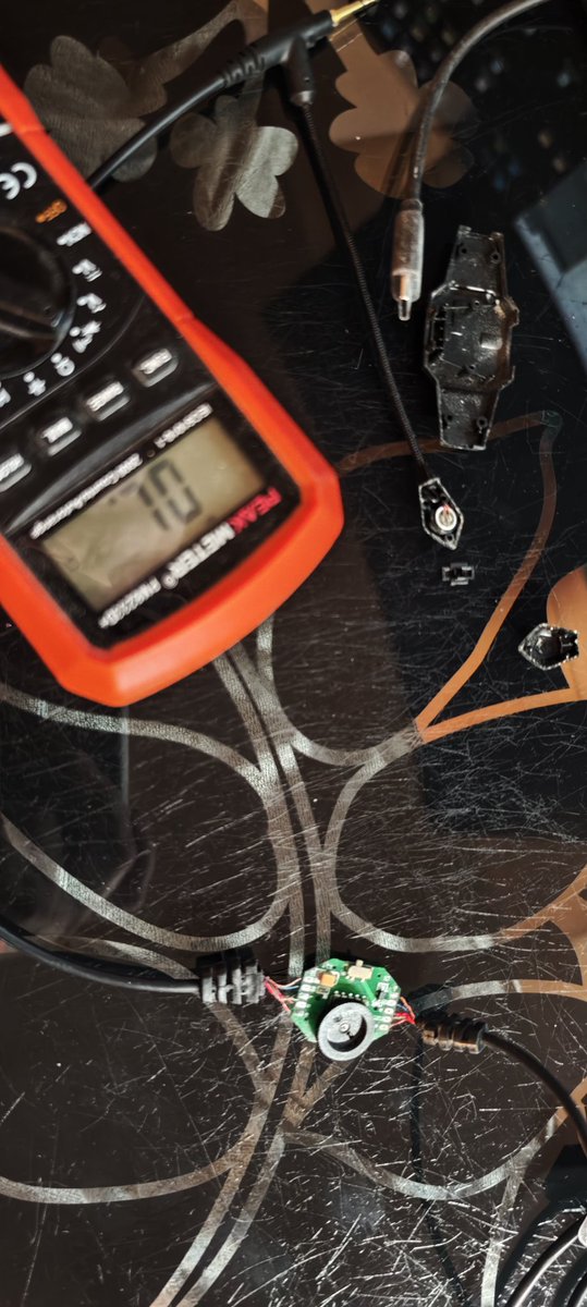 Et si je recommençais à partager du bricolage ?
Depuis toujours, mes amis se plaignent d’un écho dans mon micro : un petit coup de multimètre, micro câblé à l’envers... deux soudures et c’est résolu.
Pauvre bureau, tu en as vu des lames de cutter.