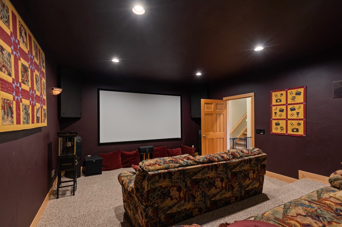 jchdotme's tweet image. anyone want to lock in this winter, in my montana retreat?

we’ve got a sick house in whitefish… amazing views, 8 mins to downtown, 15 mins to the ski mountain, door to door. 

heated floors, whole home sonos, tempurpedic mattress, movie room with 4k projector, etc. 

3 bedroom,…