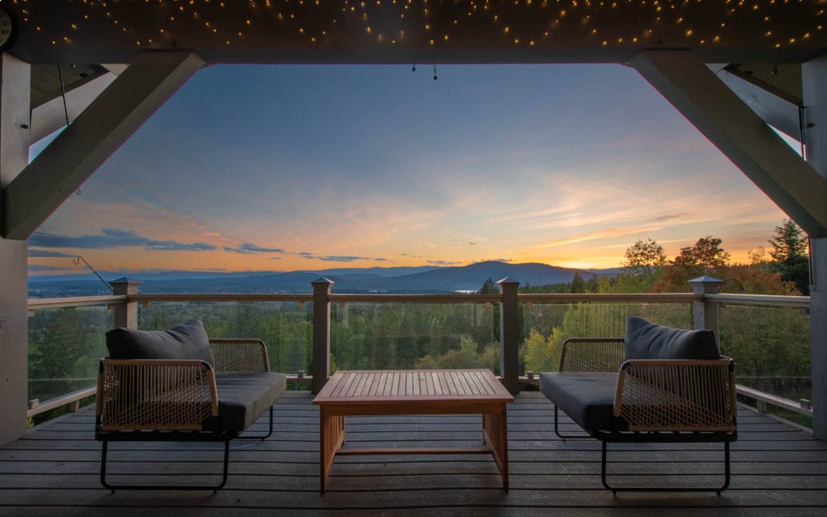 jchdotme's tweet image. anyone want to lock in this winter, in my montana retreat?

we’ve got a sick house in whitefish… amazing views, 8 mins to downtown, 15 mins to the ski mountain, door to door. 

heated floors, whole home sonos, tempurpedic mattress, movie room with 4k projector, etc. 

3 bedroom,…