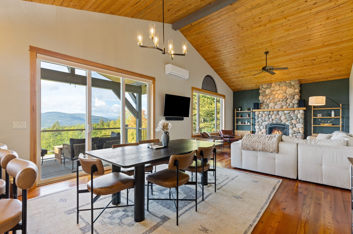 jchdotme's tweet image. anyone want to lock in this winter, in my montana retreat?

we’ve got a sick house in whitefish… amazing views, 8 mins to downtown, 15 mins to the ski mountain, door to door. 

heated floors, whole home sonos, tempurpedic mattress, movie room with 4k projector, etc. 

3 bedroom,…