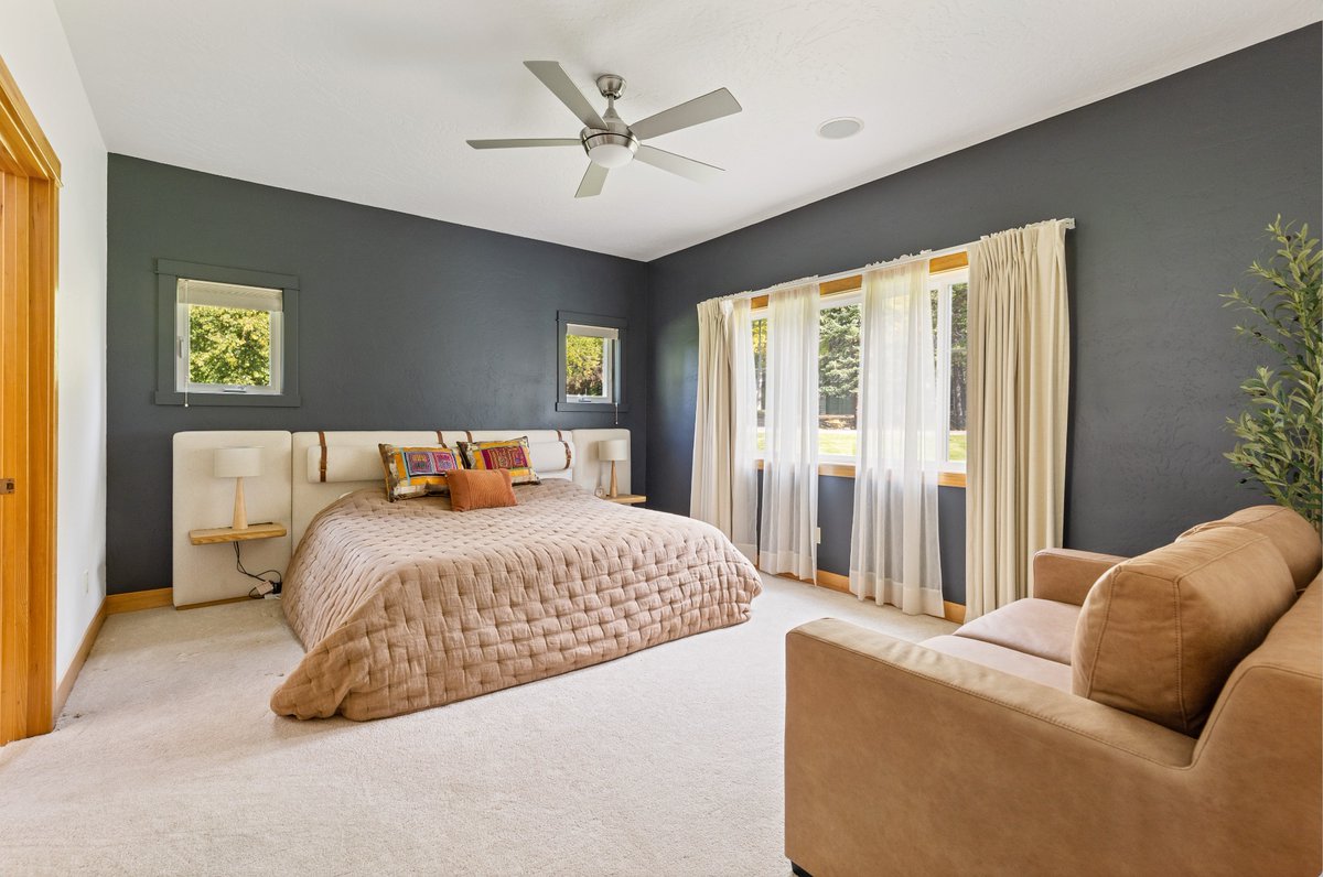 jchdotme's tweet image. anyone want to lock in this winter, in my montana retreat?

we’ve got a sick house in whitefish… amazing views, 8 mins to downtown, 15 mins to the ski mountain, door to door. 

heated floors, whole home sonos, tempurpedic mattress, movie room with 4k projector, etc. 

3 bedroom,…