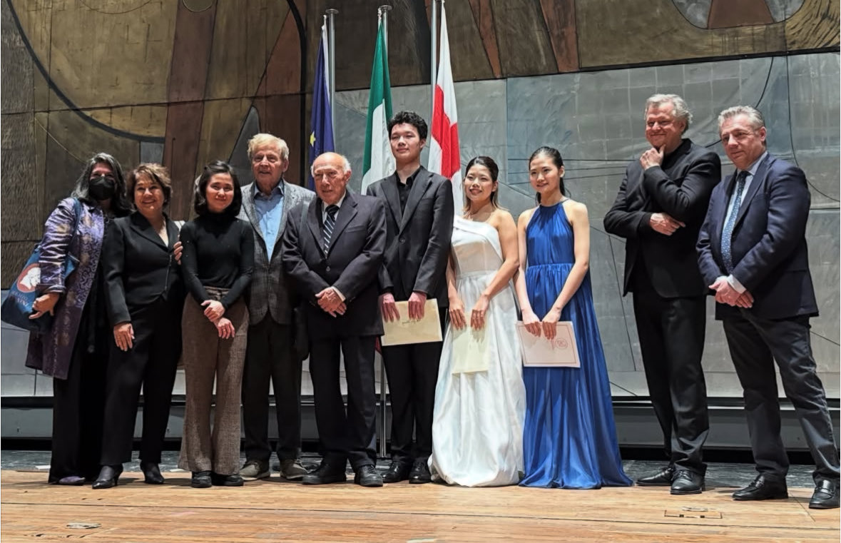 第58回パガニーニ国際ヴァイオリンコンクールにて、第2位を受賞いたしました🎻
素晴らしい審査員の先生方の前で演奏できたこと、そして審査委員長ウート・ウーギ氏から「忘れられない演奏だった」と言っていただけたことを光栄に思います。
支えてくれた家族と友人に心から感謝を。