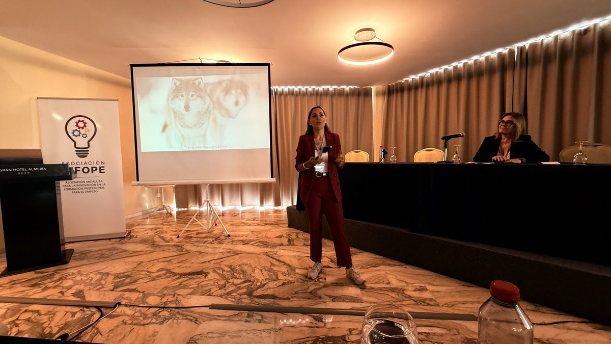 AsocInfope's tweet photo. 4️⃣
✨ También nos acompañó María Atienza, de Mi Burbuja Ordenada, con su ponencia “Autoliderazgo, Orden y Mentalidad”, recordándonos que todo cambio profesional empieza en uno mismo.

#Liderazgo #FormacionProfesional https://t.co/ytIrvj5Phj