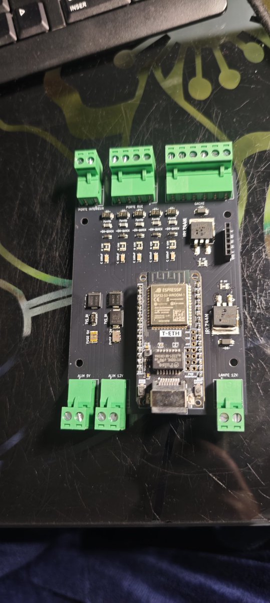 Depuis avril 2020, mon portail fonctionne avec une breadboard.
Un petit coup de KiCad, un ami pour me guider, JLCPCB et une jolie carte !
Alors oui, j’ai fait des bêtises, je vais devoir faire une V2.
Mais n’est-elle pas toute belle ?