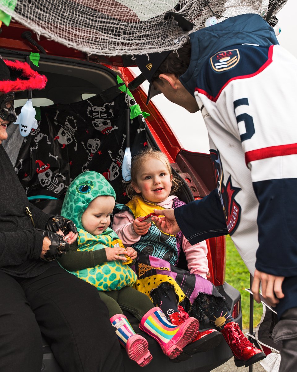 After a successful weekend on the ice, the Regiment stopped by the Easter Seals House on Sunday afternoon to hand out treats at their annual halloween trunk-or-treat event 🎃

Unite. Inspire. Defend.