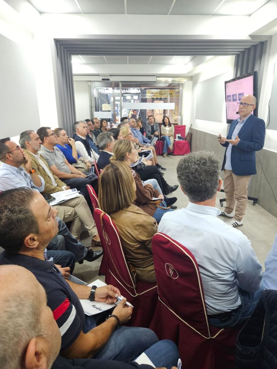 EN_FEDA's tweet photo. Durante el encuentro, @carlosmbuendia, director de Escuela de Negocios FEDA, presentó la XVII edición del #MBAExecutive, que comenzará en enero con la colaboración de @SomosGlobalcaja. Un programa diseñado para quienes quieren transformar su carrera y su manera de dirigir. https://t.co/o3fnFXlj80