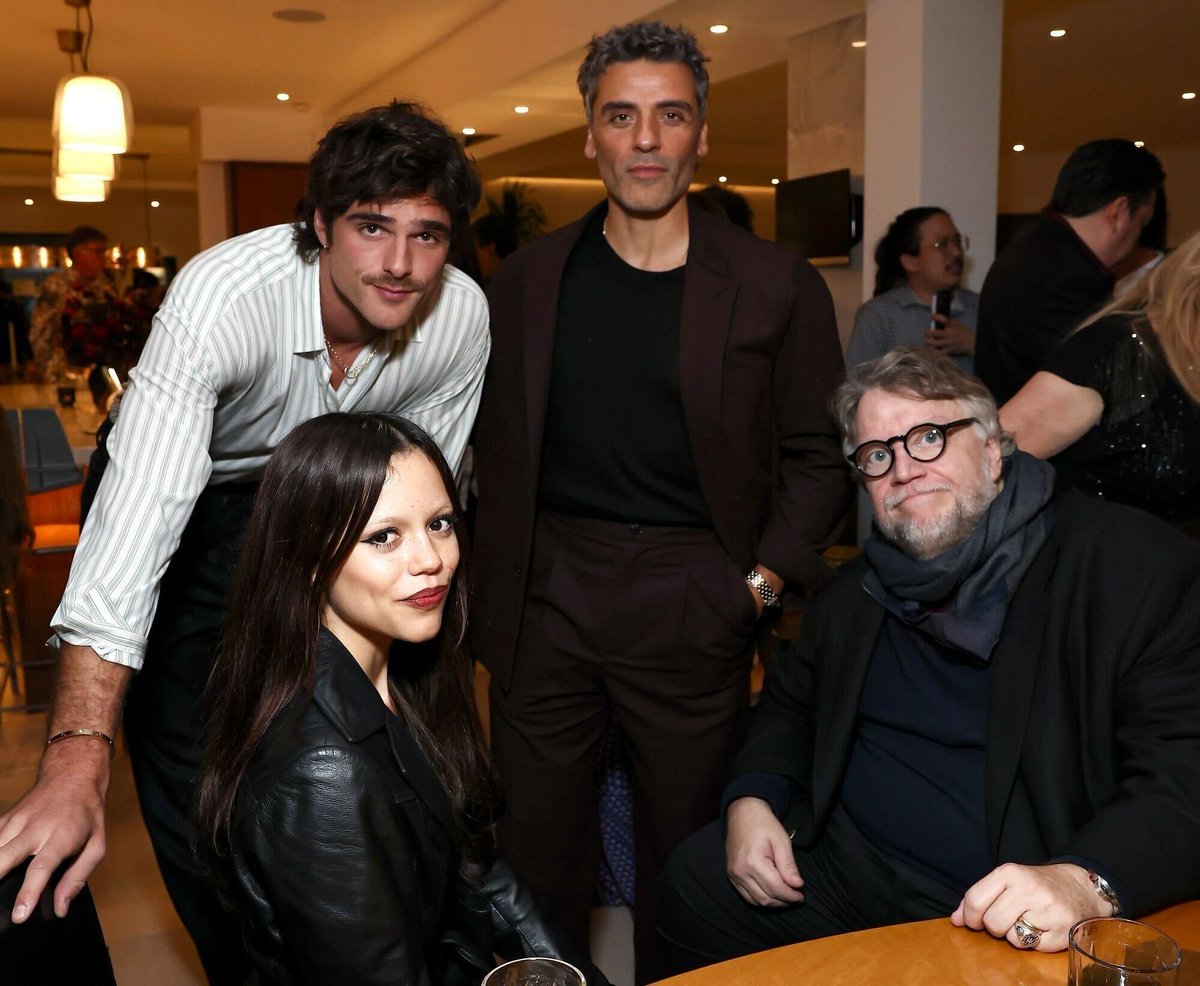 weyler hq ♡ (@weylerhq) on Twitter photo Jenna Ortega looks otherworldly in new photo with Jacob Elordi, Oscar Isaac and Guillermo Del Torro. Jenna Ortega looks otherworldly in new photo with Jacob Elordi, Oscar Isaac and Guillermo Del Torro.